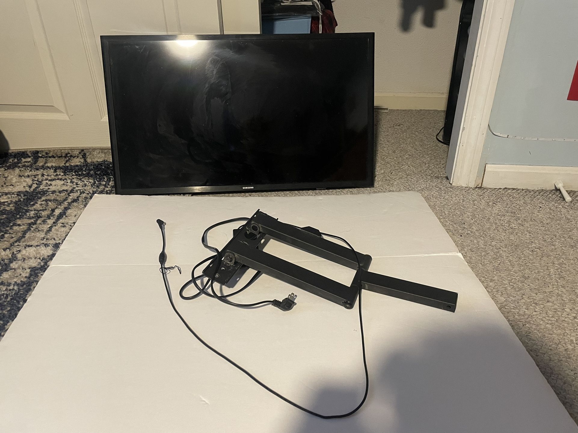 Flat Screen Samsung TV 29 X 17 (With Wall Mount)