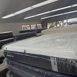CALIFORNIA KING SIZE TEMPURPEDIC LUXEADAPT (SOFT) MATTRESS & BOX SPRINGS BED SET