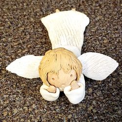 Willow Tree Angel Figurine 4in x 6in