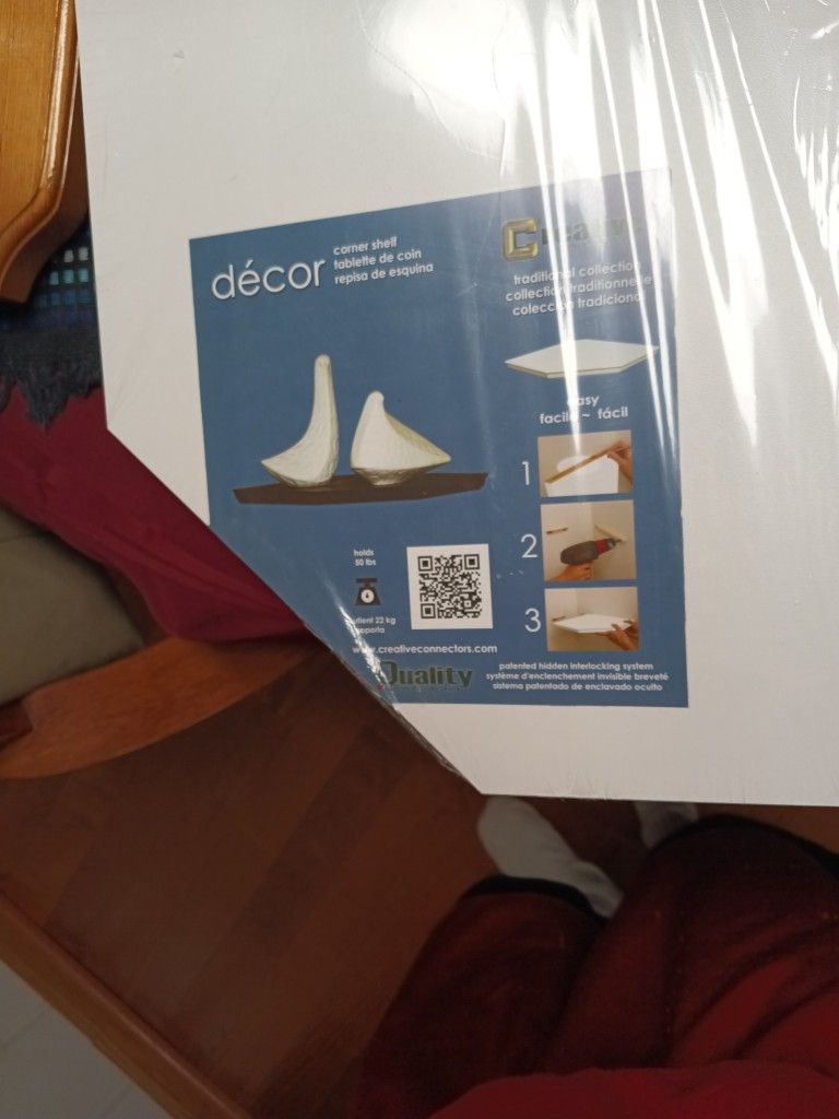 Décor Creative Corner Shelf