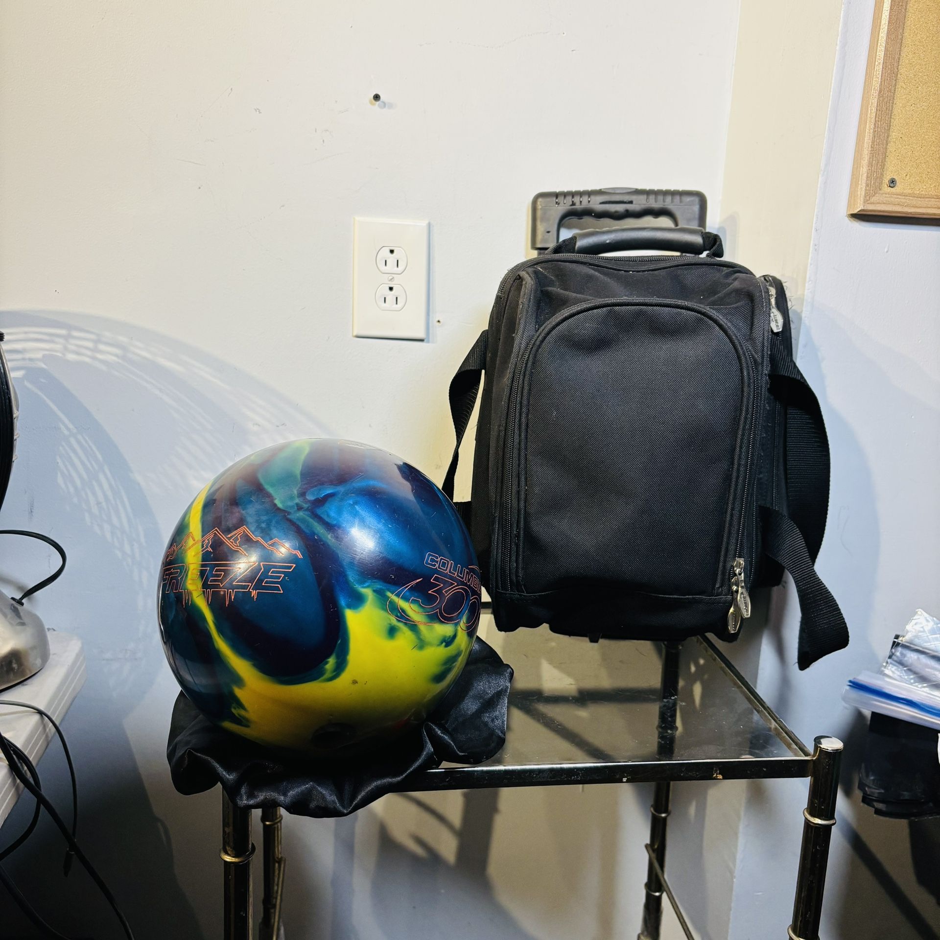 Columbia 300 Bowling Ball Freeze Solid USBC #3E020891B - 12lbs With Bag