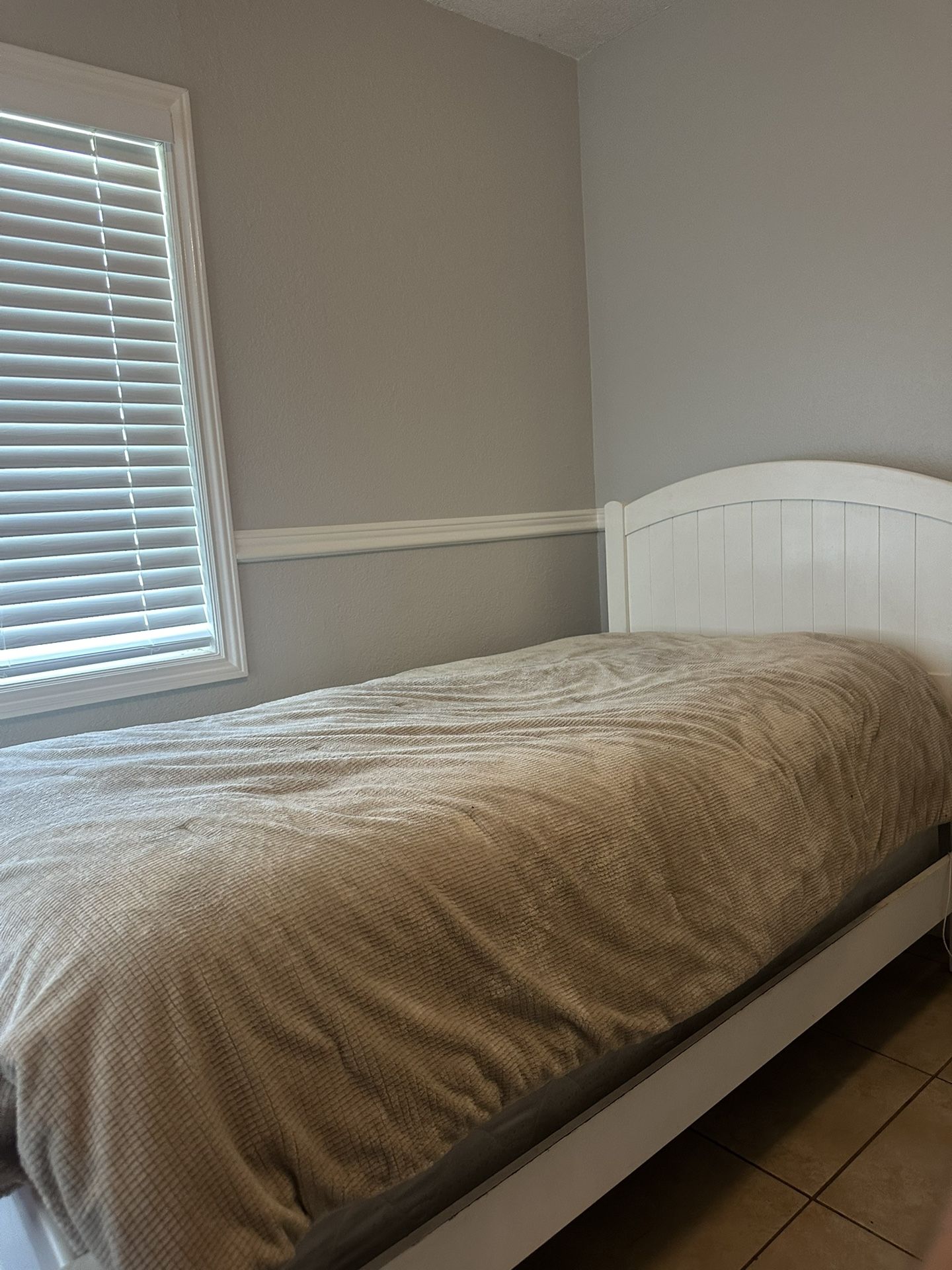 Twin bed with box and mattress 