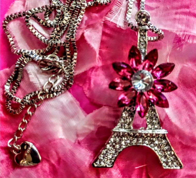 NWT Betsey Johnson Crystal Eiffel Tower Pink Necklace