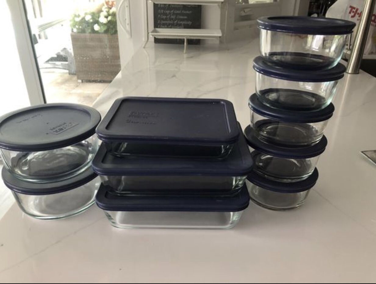 10 Pyrex Glass containers With Lids