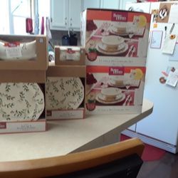 Mistletoe Holiday Edition Diningware