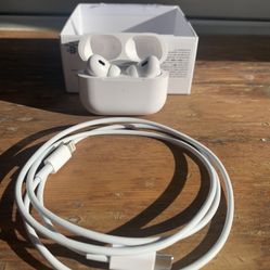  Apple AirPods Pro 2nd Generation with MagSafe Wireless Charging Case - White