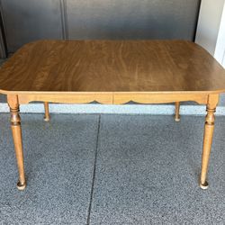 vintage Ethan Allen Heirloom Nutmeg Maple dining table. Expandable.