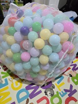 900+ BPA Free Plastic balls