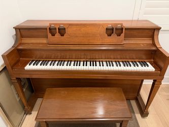 Lowrey Walnut Upright Piano – Excellent Condition