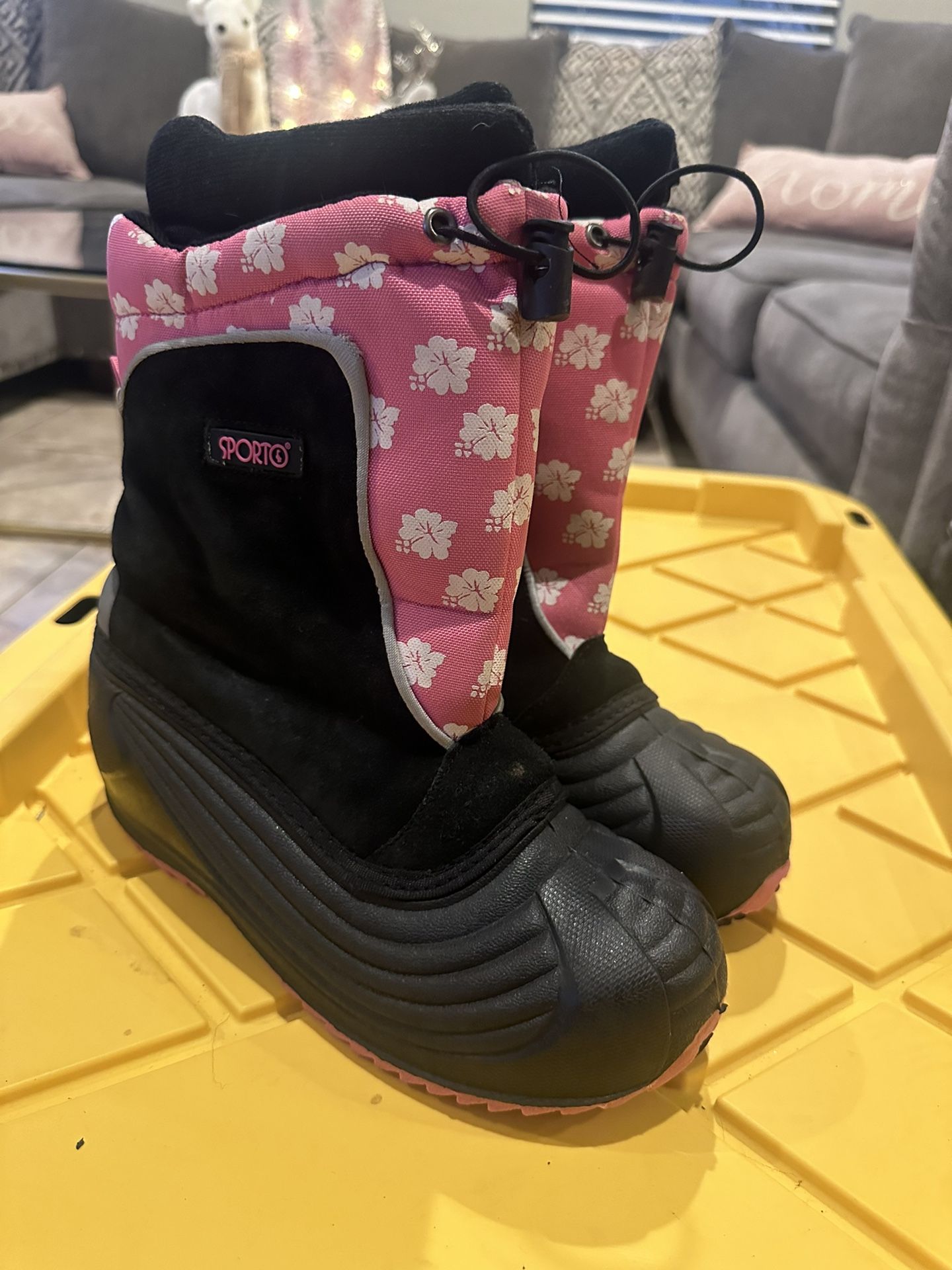 Girls Snow Boots Size 4!