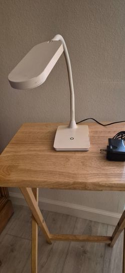 LED desk lamp w/ USB port