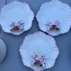 🌸 Vintage Decorative Plates – Set of 3 with Floral Bow Design