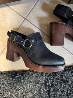 Born Women’s size 9 Clogs black