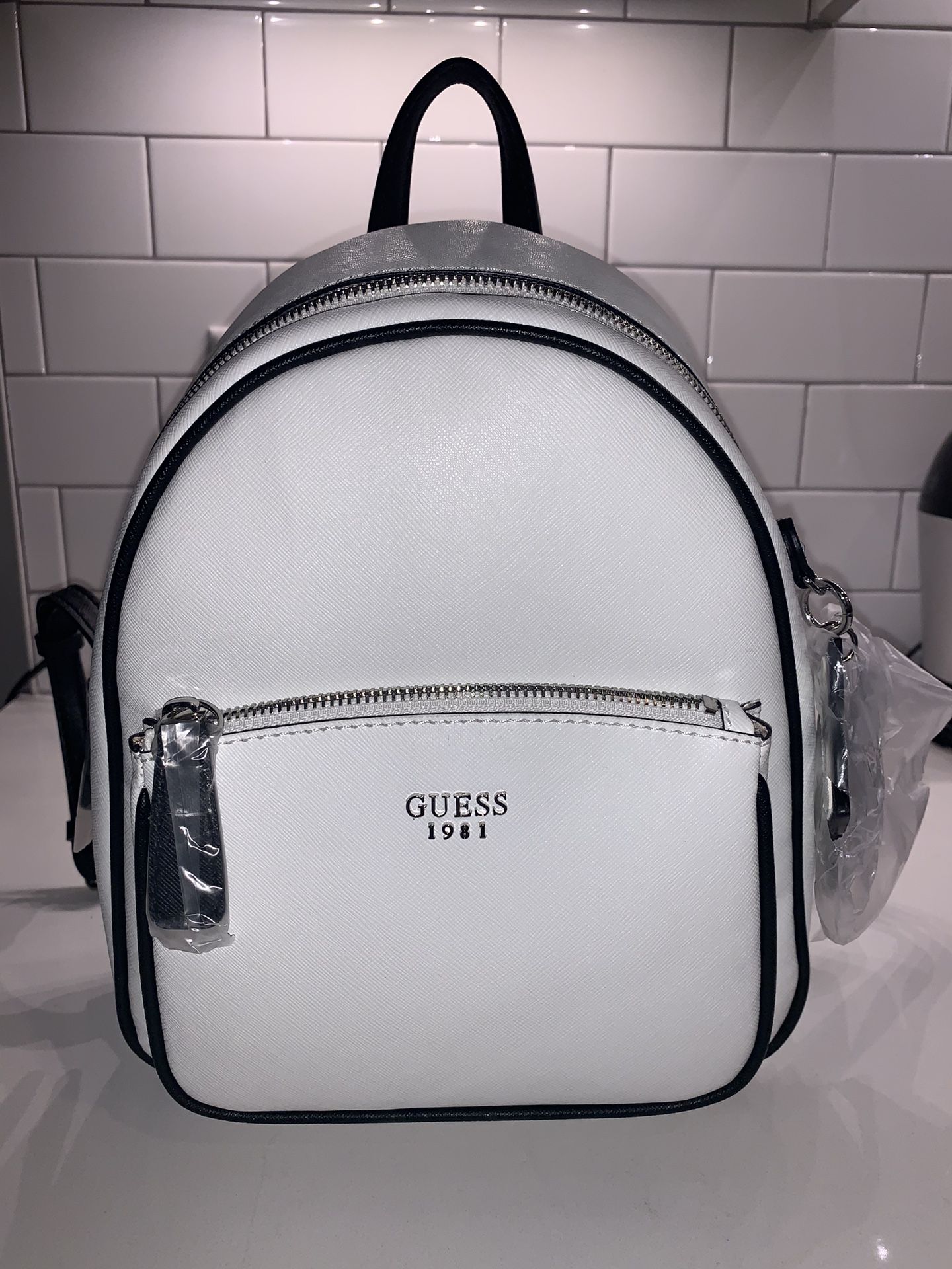 White And Black Guess mini Backpack for Sale in Los Angeles, CA - OfferUp