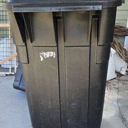Trash can 15 Gallon Rubbermaid.