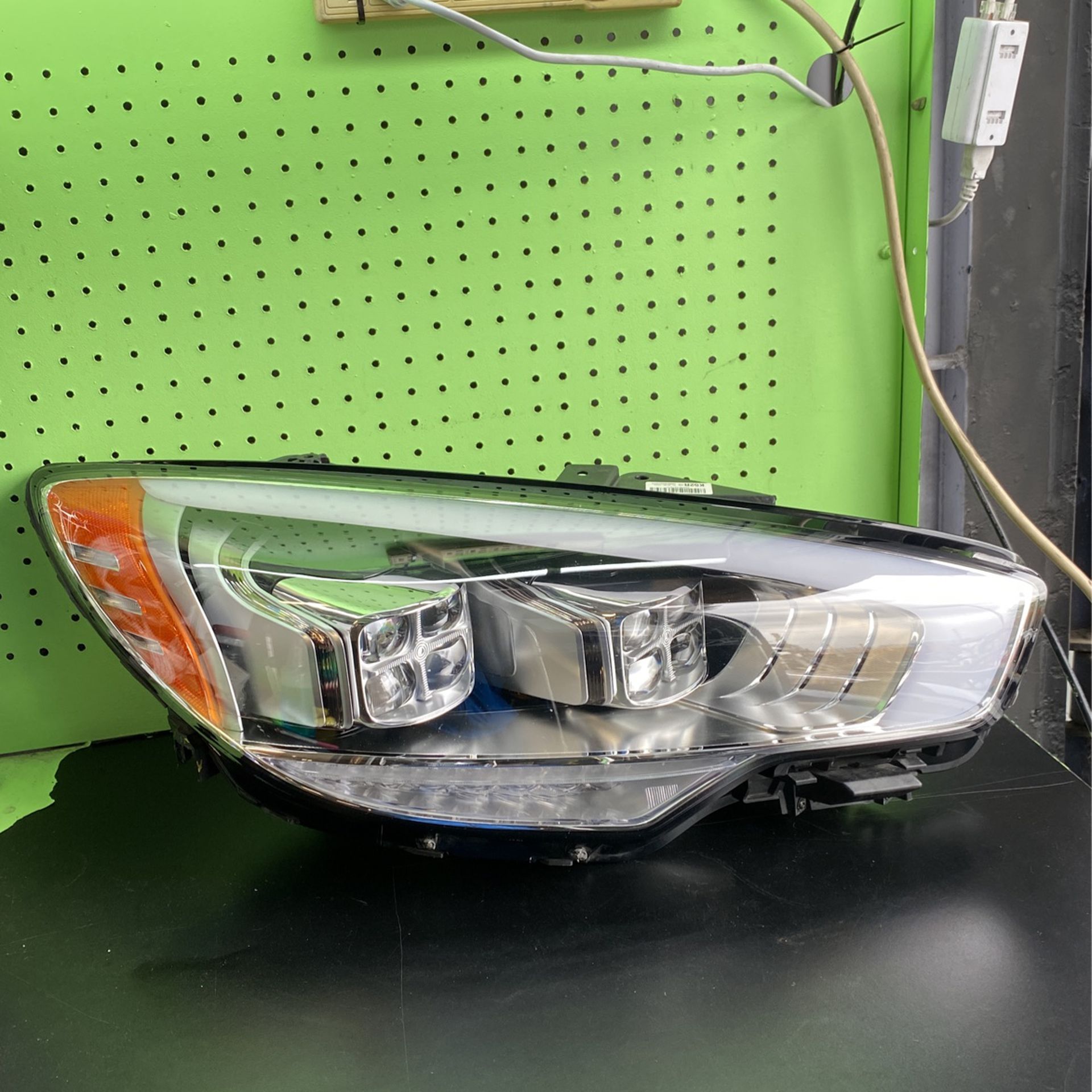 2015-2017 Kia K900 headlamp assembly right front OEM 92102-3T520 FOR PARTS ONLY