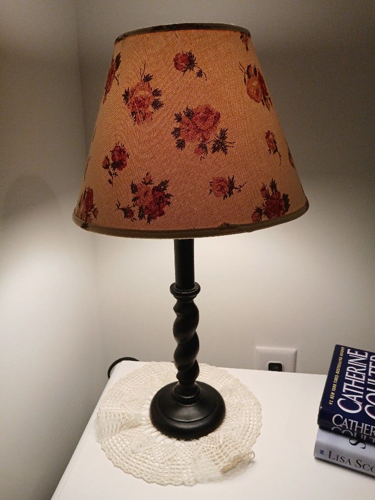 18" Table Lamp With Floral Shade