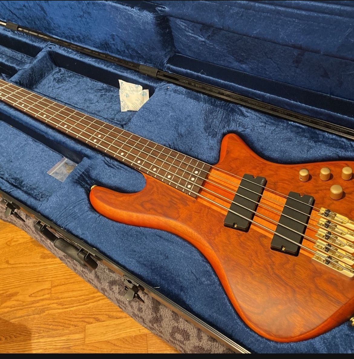 Schecter Stiletto Studio 5 NeckThru (FF) **CASE INCLUDED**