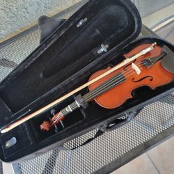 1/2 SIZE VIOLIN.