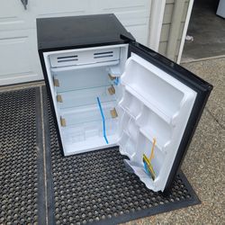 Midea Compact Refrigerator, 3.3 cu ft, Black
