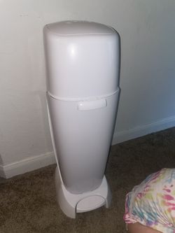 Diaper Genie w/ 2 refill rolls