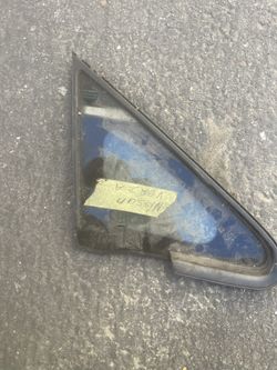 09 Nissan Versa Hatchback Right Front Vent Glass