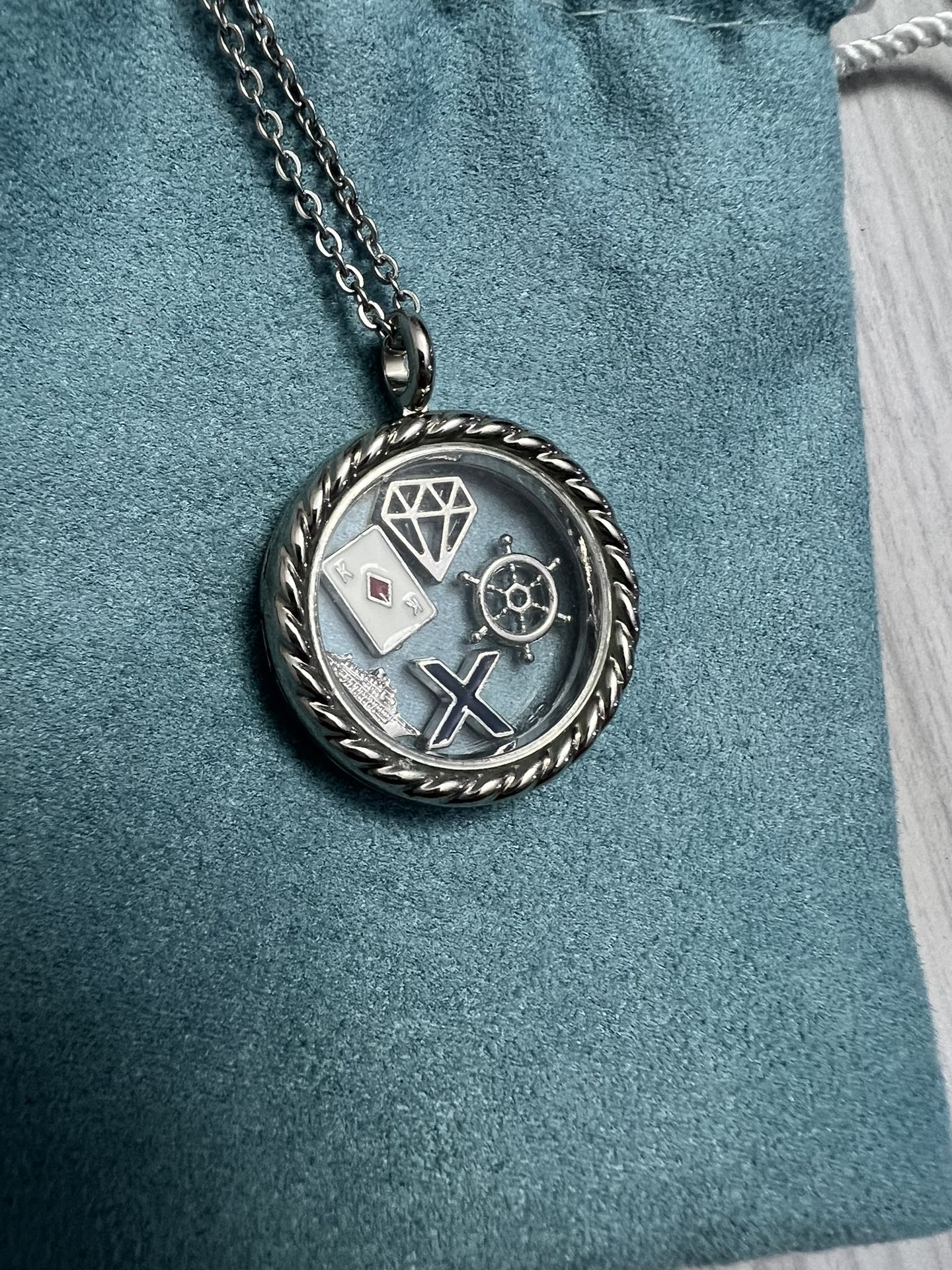 Floating locket pendant necklace EFFY cruise charms celebrity nautical 24” chain. Magnet closure. Silver tone. Window / glass. Similar to pandora