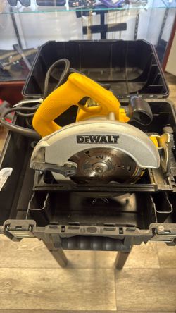 Dewalt DW369 Skill Saw With Case 
