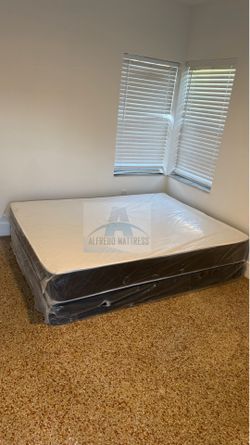 Queen mattress regular set with box spring ( 2pc brand new)