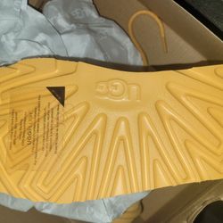 New UGGS Skids Size  12,1,2,3