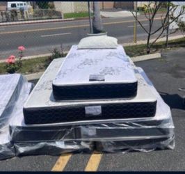King / Cal King Mattress and Boxspring ( Colchones Nuevos Deluxe )