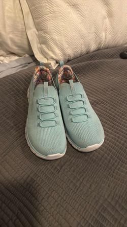 Women’s Skechers stretch memory foam sneakers size 8