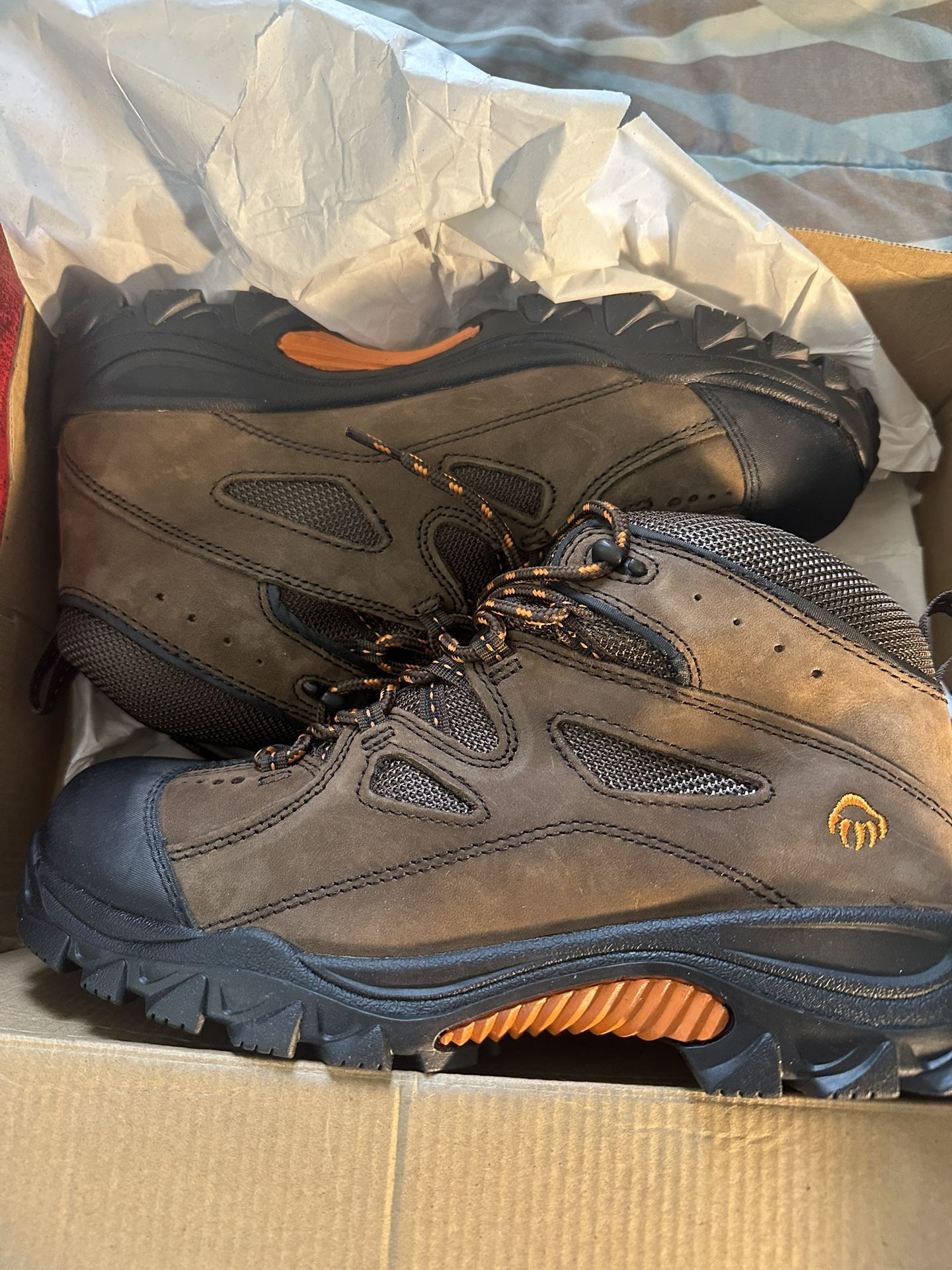 MENS WOLVERINE WORK BOOT SIZE 9.5 BRAND NEW.