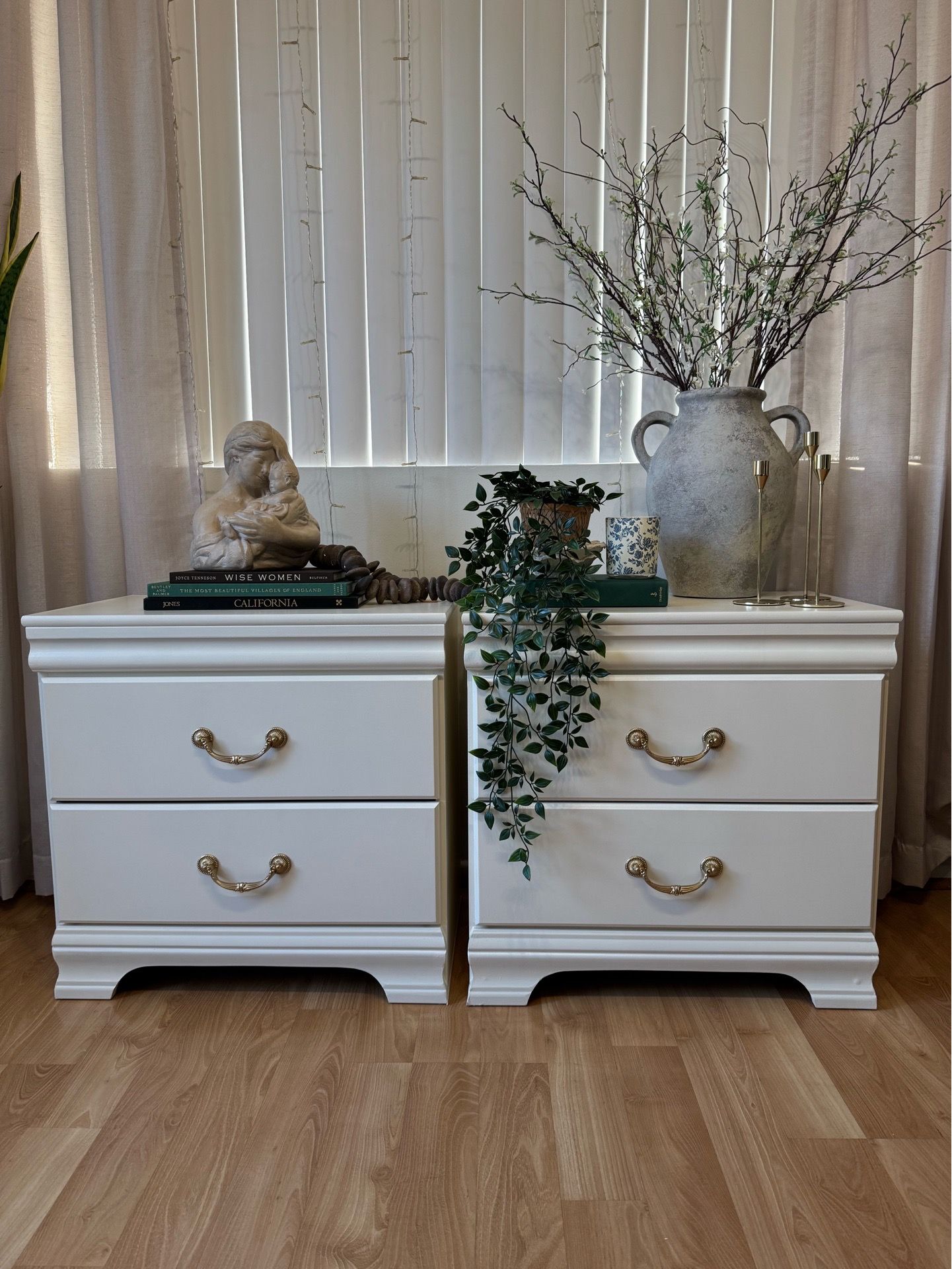 Set of 2 Cream Nightstands 2-drawer