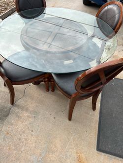 Table with 4 chairs and a large glass top, in good condition. See photos for details. It measures 31 inches in height, and the glass top measures 54 x