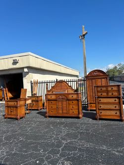 Beautiful set for sale ( deliver available
