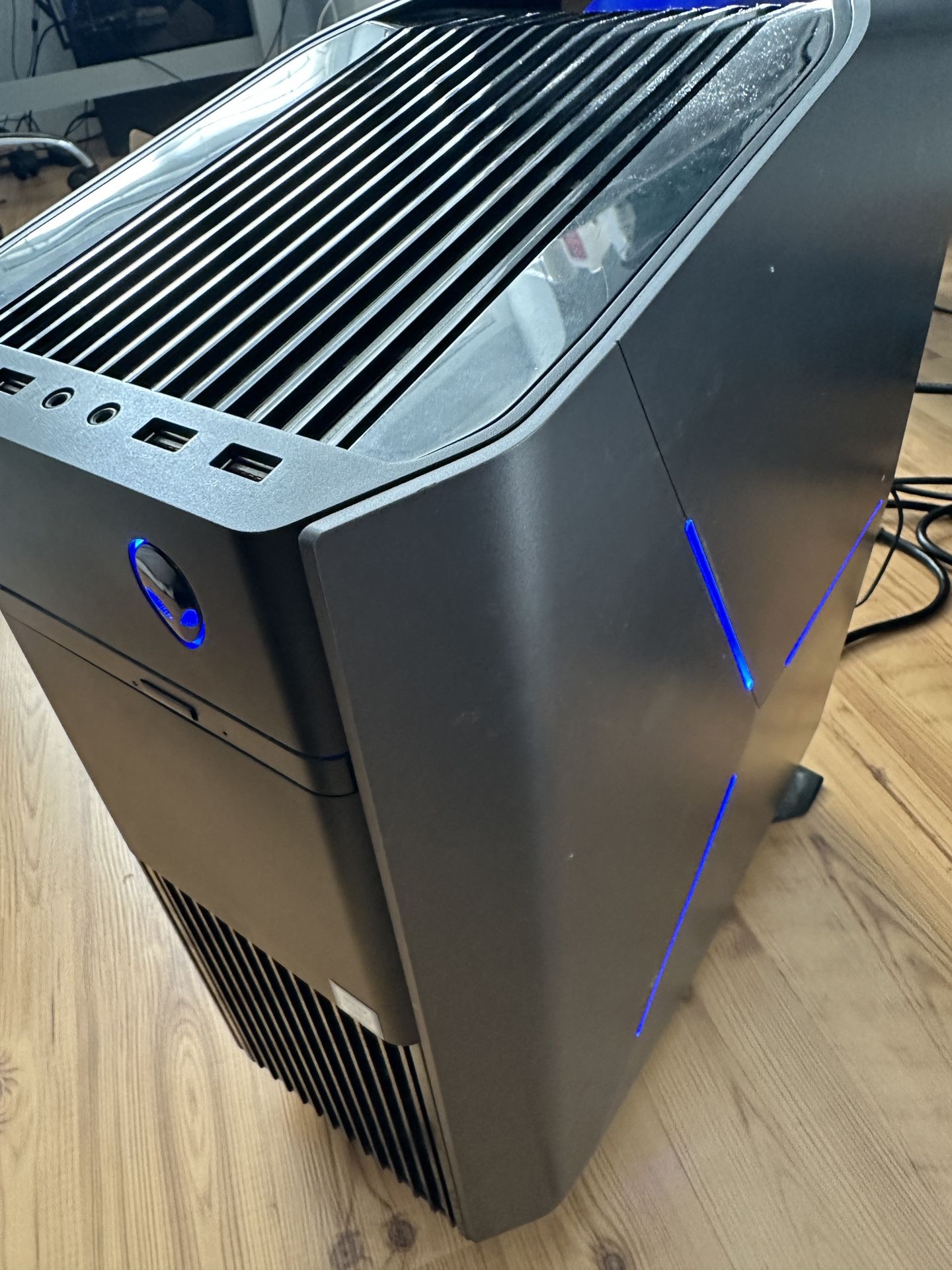 Alienware R8 Gaming Desktop Intel Core i7-7700, GTX 1070, 32 GB RAM ...