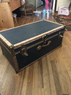 ANTIQUE TRAVEL TRUNK 