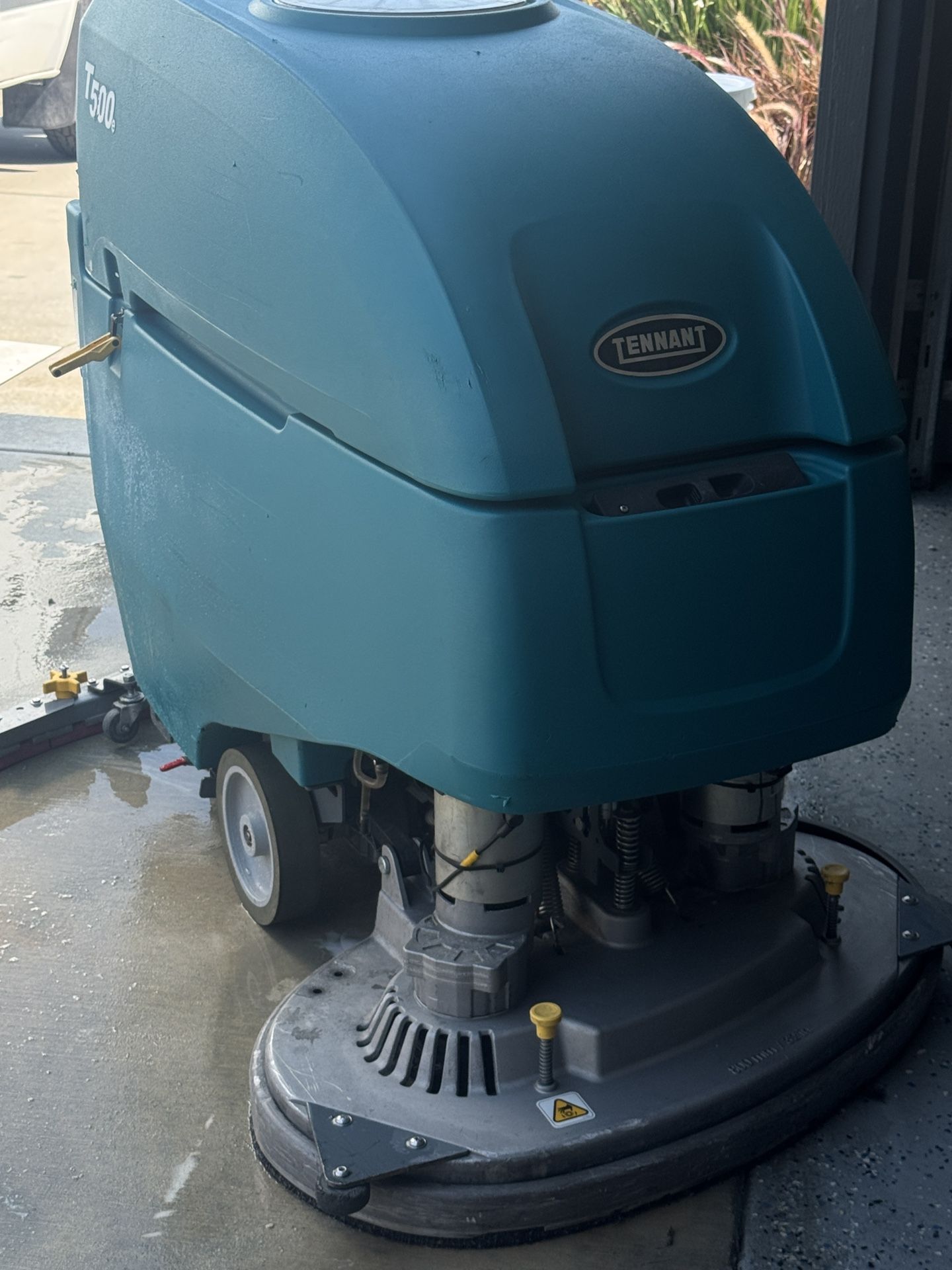 Tennant T500 Floor Scrubber