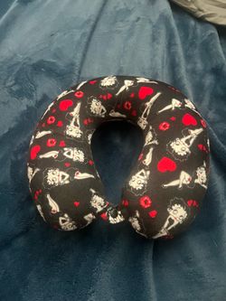 Betty boop neck pillow: black with red harts