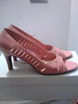 Naturalizers light peach leather heels size 7