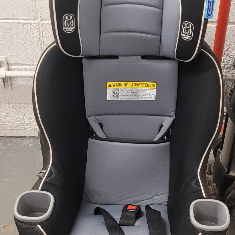 Graco Extend2Fit Convertible Car Seat, Ride Rear Facing Longer with  Extend2Fit, Gotham for Sale in Brooklyn, NY OfferUp