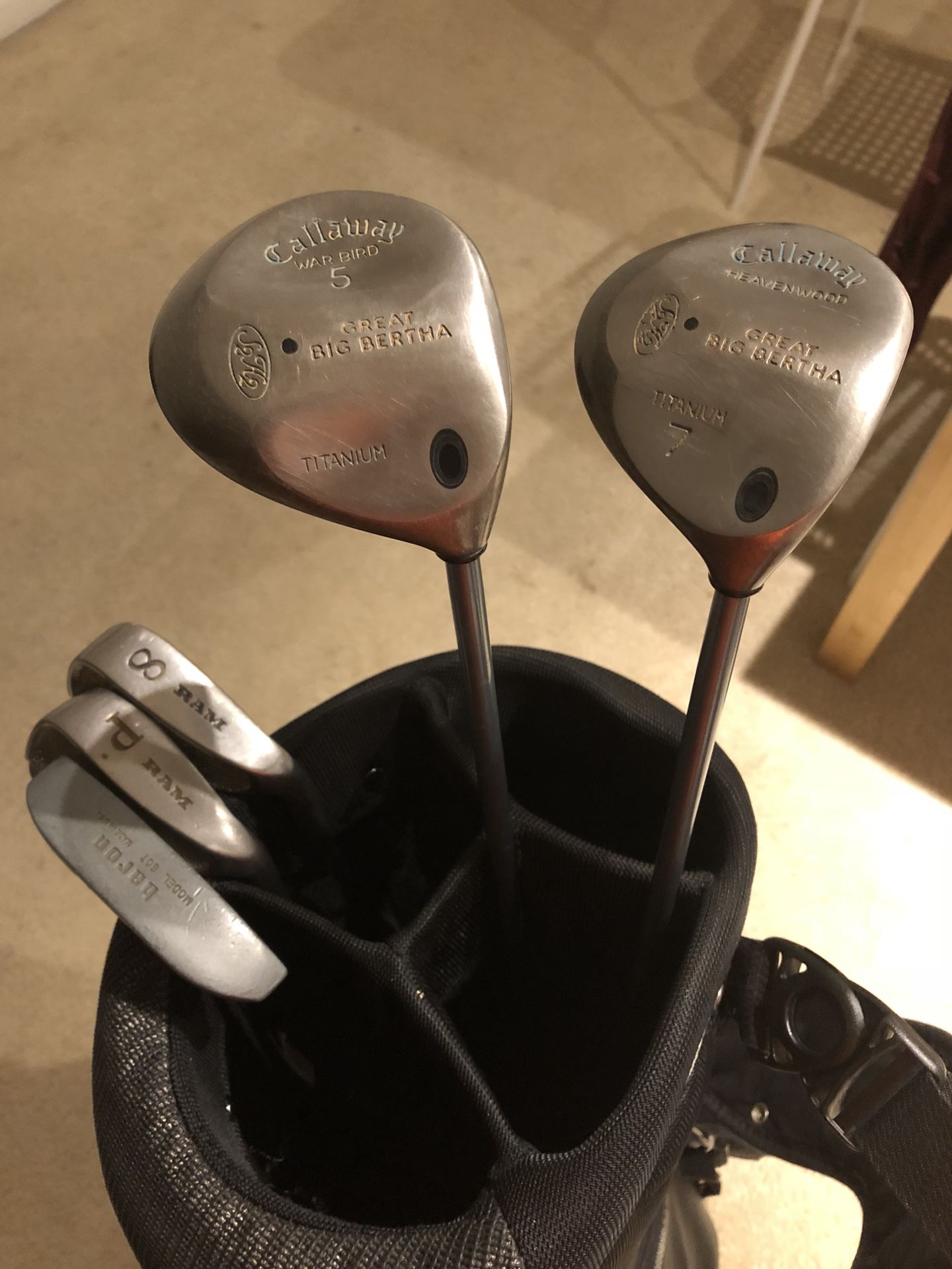 Wilson Bag and 5 Golf Clubs
