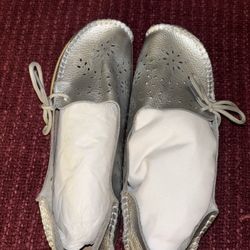 Silver Leather Walking Comfort Moccasins Loafers Cut-outs Flower SZ 42 (11-11.5) Nonslip Light