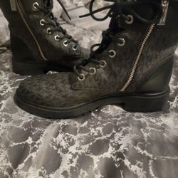 Mk SHOE ONLY USED ONCE $65 ( sz8)