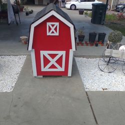 Big Farmhouse Yard Decor