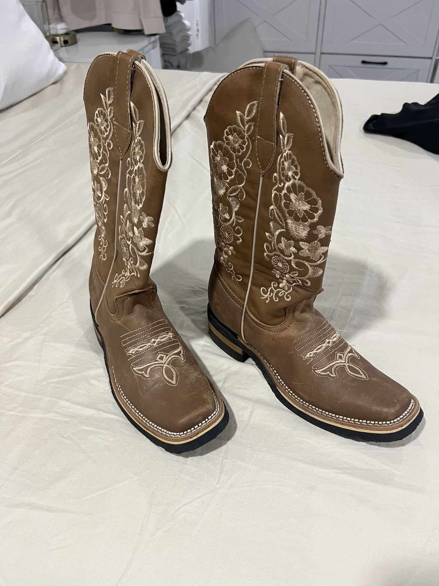 New Cowgirl Boots Size 7