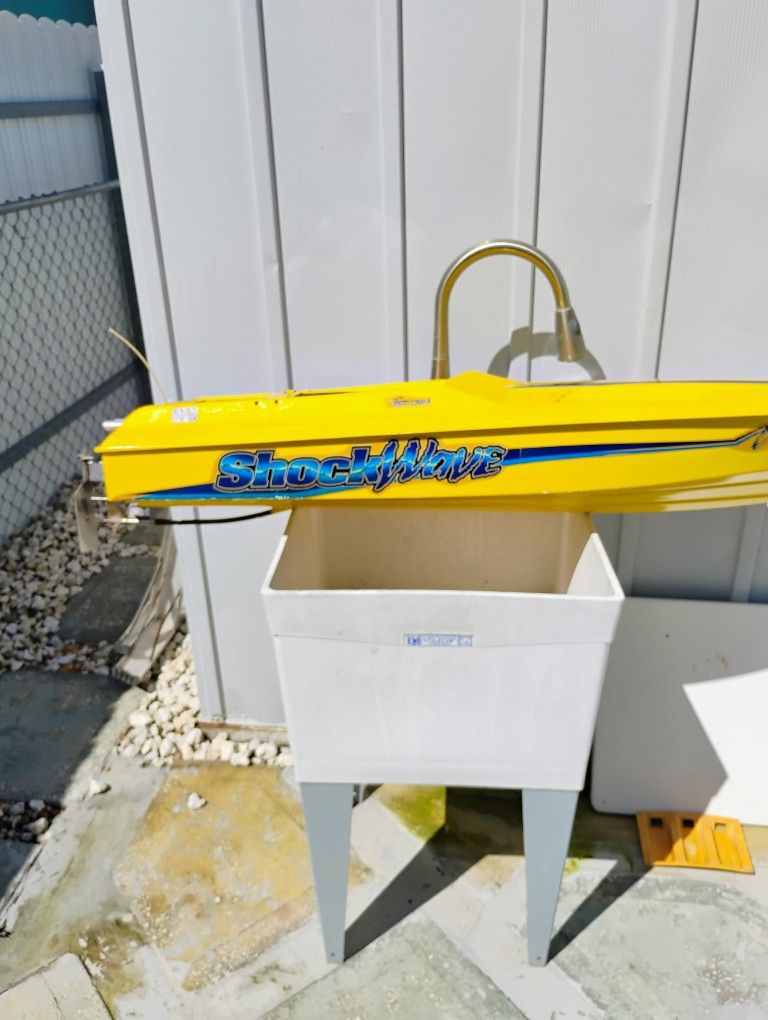 55 Inch RC Boat Shockwave