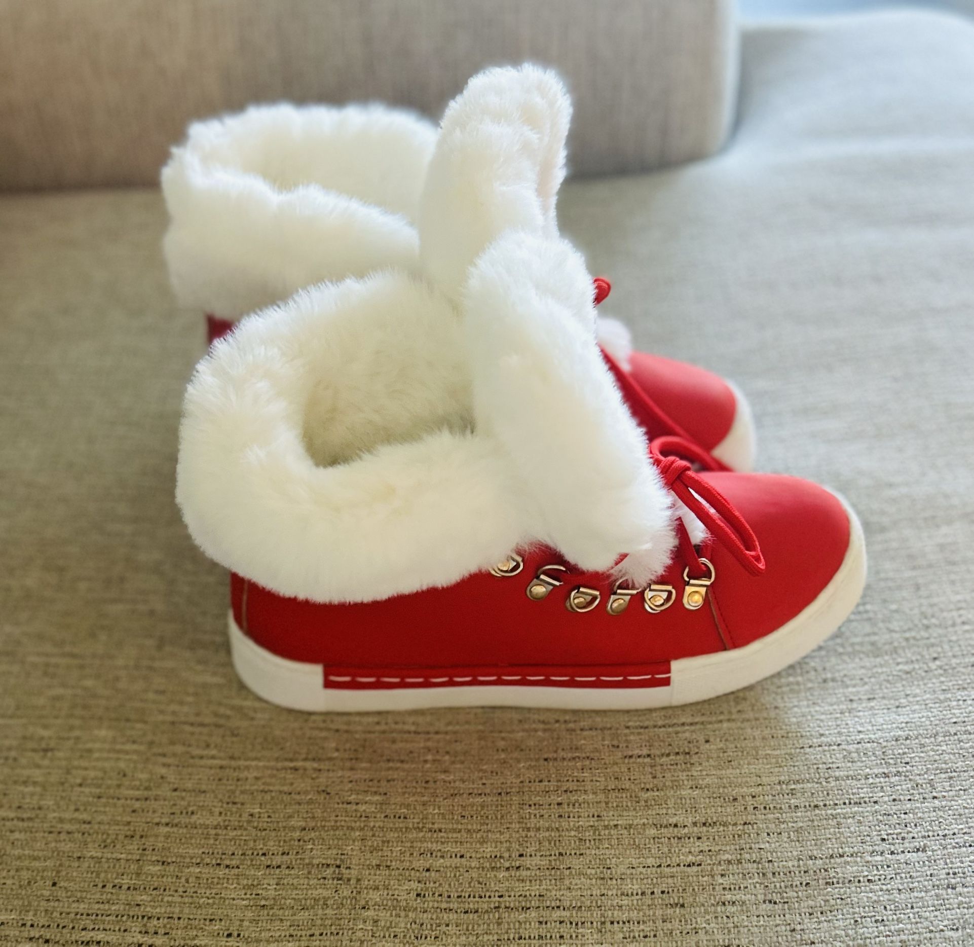 Winter: Sneakers Red BOOTS With White Fur Sneakers Цена 25 $ Категория Сапоги и ботинки Состояние Новый товар Описание Women's Winter Flat Ankle Boots