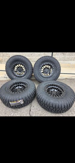 17" LOCK w- 35" Ridgecrawler RT tires